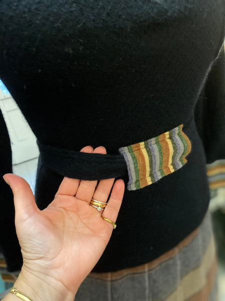 Maglia nera e righe